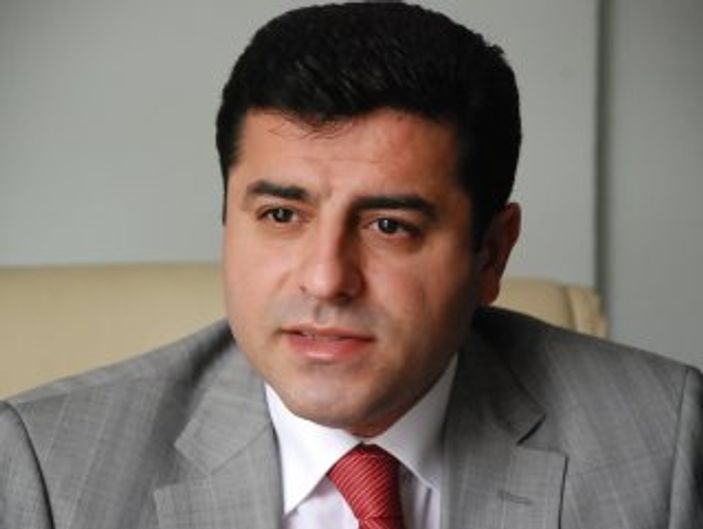 Demirtaş açıklama yaparken nefret sloganları