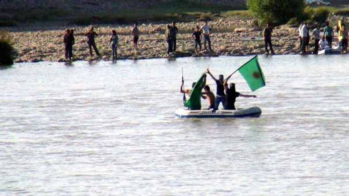 Silopi'de göstericiler botlarla sınırı aşıp savaşa gitti