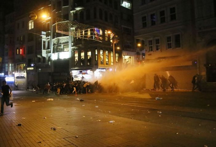 Taksim'e yürümek isteyen gruba polis müdahalesi