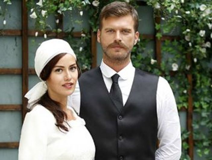 Fahriye Evcen yönetmeninden özür diledi