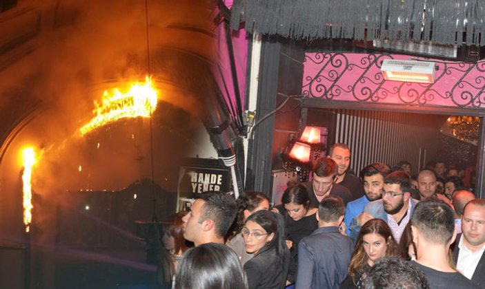 Hande Yener konserinde yangın