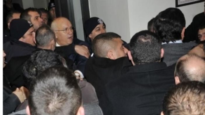 CHP Antalya İl Kongresi olaylı başladı