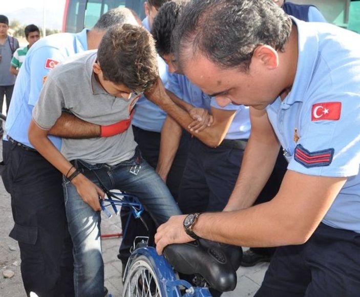 Adanalı çocuğun kalçasına bisikletin demiri saplandı İZLE