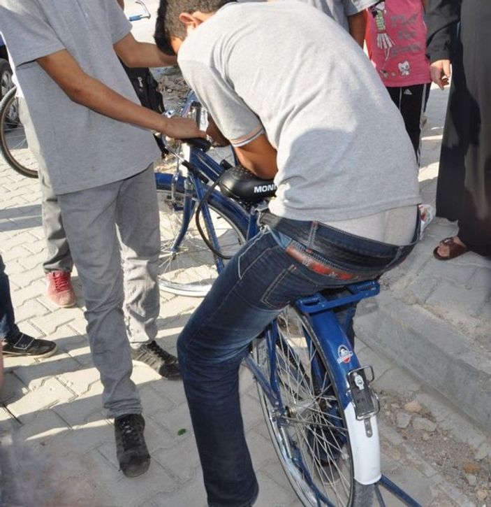 Adanalı çocuğun kalçasına bisikletin demiri saplandı İZLE