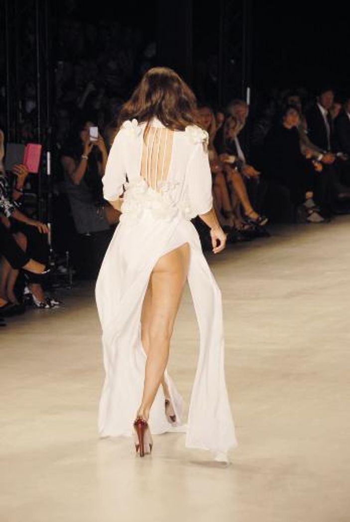 Ebru Şallı 12 yıl sonra podyumda İZLE