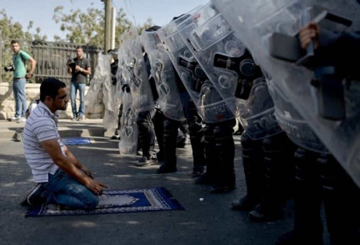 Kudüs'te polis denetiminde Cuma namazı