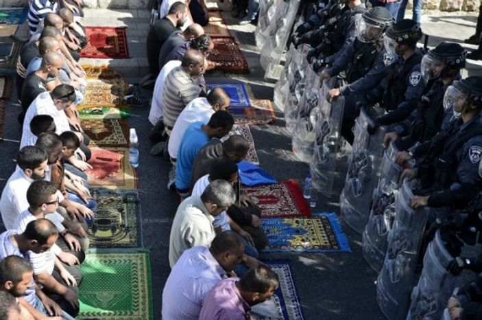 Kudüs'te polis denetiminde Cuma namazı