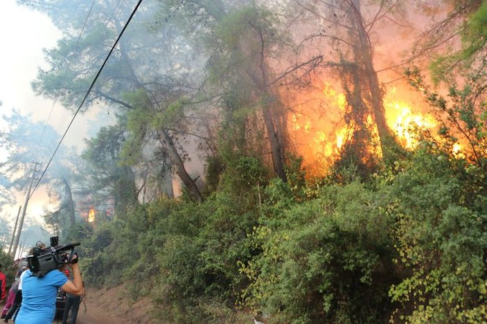 Marmaris'te orman yangını siteleri tehdit ediyor