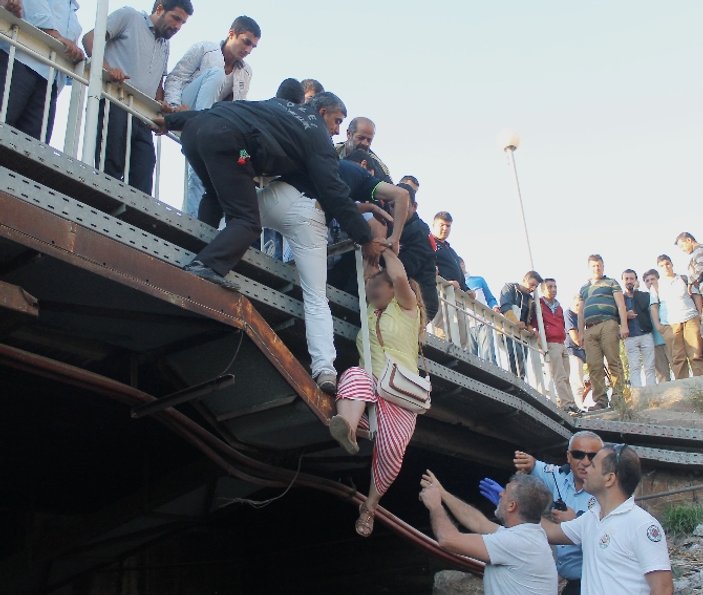 Mersin'de ellerini kesen kadını polis ikna etti