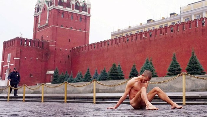 Rus ressam Pyoter Pavlenskiy protesto için kulağını kesti