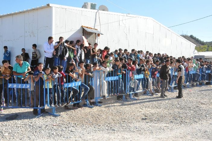 Emine Erdoğan çadır kentte Suriyeli kadınlarla buluştu