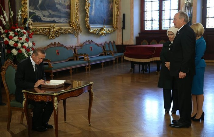 Erdoğan Letonya'da şeref defterini imzaladı