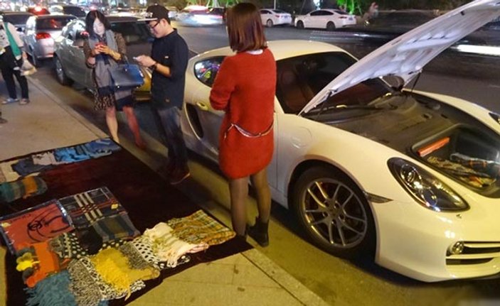 Çinli genç Porsche'sine benzin almak için kıyafetlerini sattı