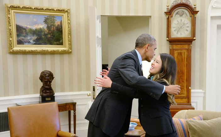 Obama Ebola'yı yenen hemşireyi kucakladı