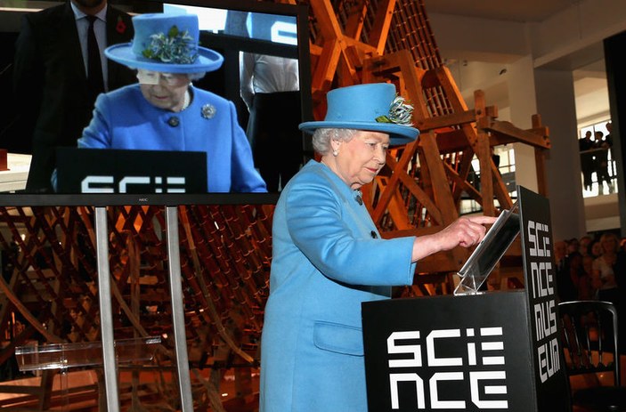 Kraliçe Elizabeth ilk tweetini attı