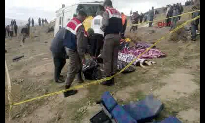 Afyonkarahisar'da öğrencileri taşıyan otobüs uçuruma yuvarlandı