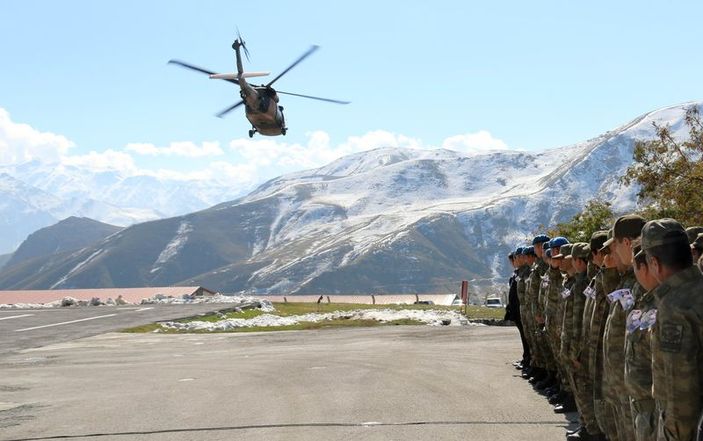 Hakkari'de şehit olan askerler için tören