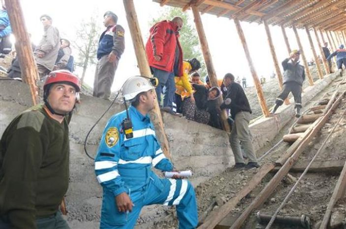 Maden ocağında acılı bekleyiş sürüyor İZLE