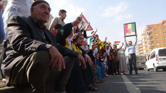 Kobani diyerek sokakları yakanlar Peşmergeyi karşılamadı