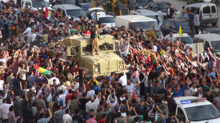 Mardin'de Kobani'ye giden peşmergelere sevgi gösterisi İZLE