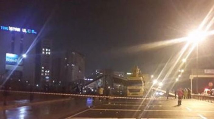İstanbul Bahçeşehir'de bir üst geçide kamyon çarptı