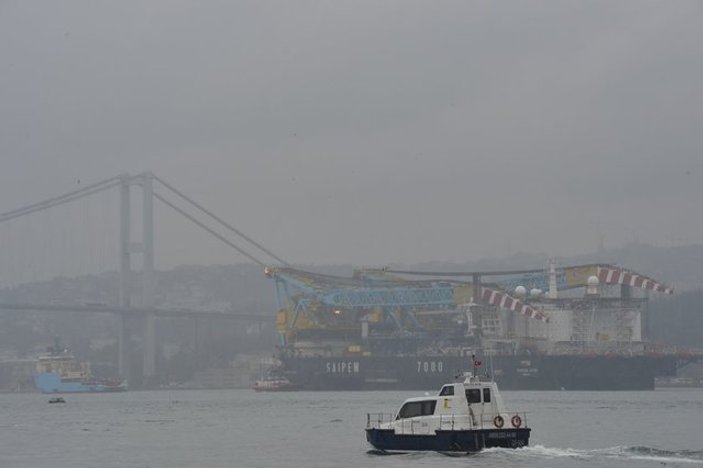 117 bin 812 grostonluk inşaat gemisi İstanbul Boğazı'nda