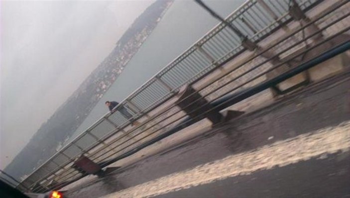 Boğaziçi Köprüsü'nde intihar girişimi trafiği kilitledi
