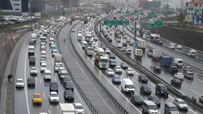 İstanbul'da yağmur trafiği İZLE