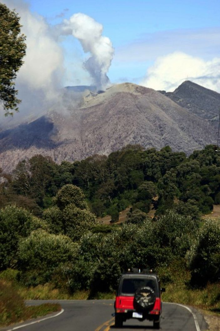 Costa Rica’da Turrialba yanardağı alarmı