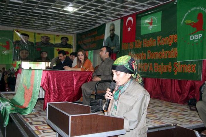 Türk Bayrağı ile Öcalan'ın fotoğrafını yan yana astılar