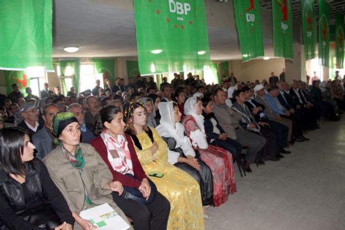 Türk Bayrağı ile Öcalan'ın fotoğrafını yan yana astılar