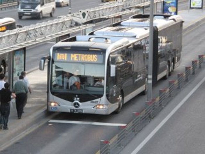 Metrobüsün altında can verdi