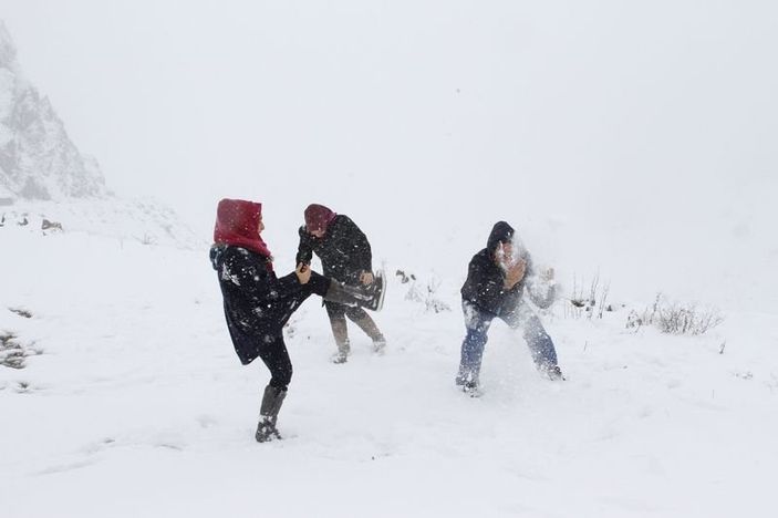 Karadeniz'e kar yağdı