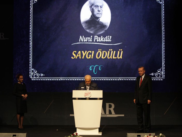 Necip Fazıl Ödülleri'nde Erdoğan'dan anlamlı hareket