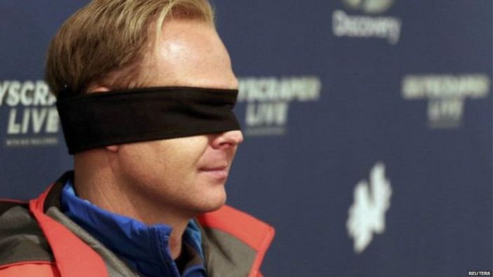 ABD'li cambaz nehrin üzerinden gözleri kapalı geçti