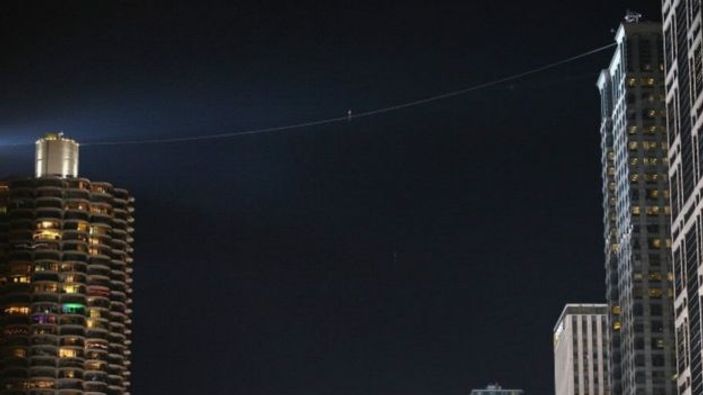 ABD'li cambaz nehrin üzerinden gözleri kapalı geçti