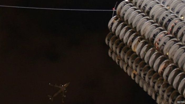 ABD'li cambaz nehrin üzerinden gözleri kapalı geçti