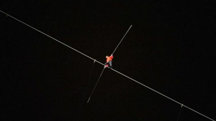 ABD'li cambaz nehrin üzerinden gözleri kapalı geçti