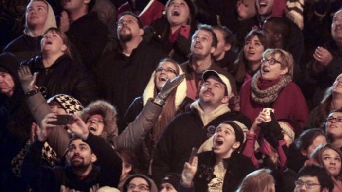 ABD'li cambaz nehrin üzerinden gözleri kapalı geçti