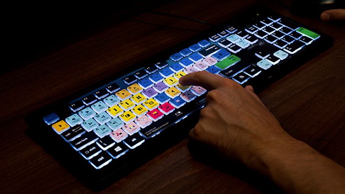 Editörler için özel aydınlatmalı klavye üretildi