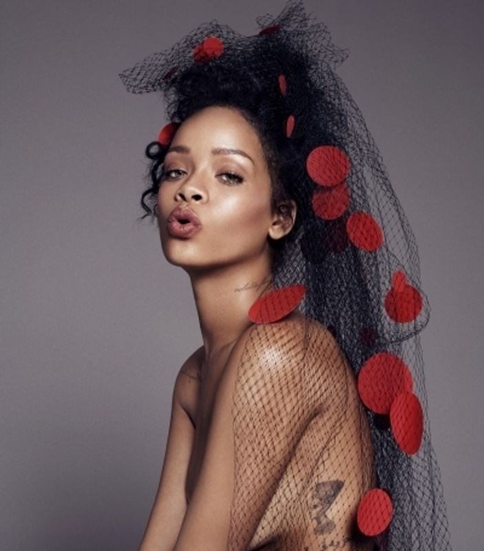 Rihanna Elle dergisine kapak kızı oldu