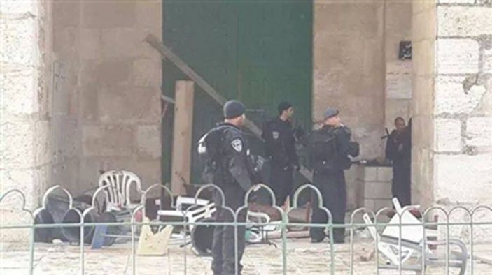 İsrail Mescid-i Aksa'yı bastı İZLE
