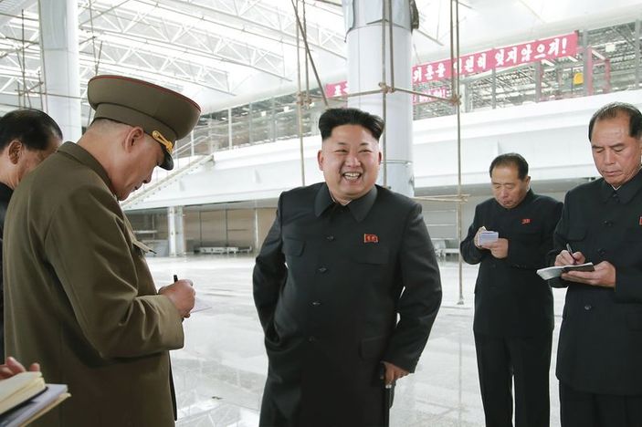 Kuzey Kore lideri Kim bastonu bıraktı