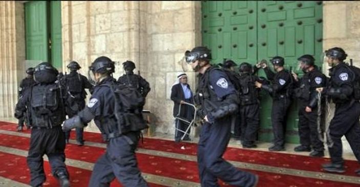 İsrail Mescid-i Aksa'yı bastı İZLE