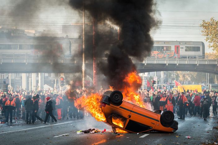 Brüksel sokakları karıştı İZLE
