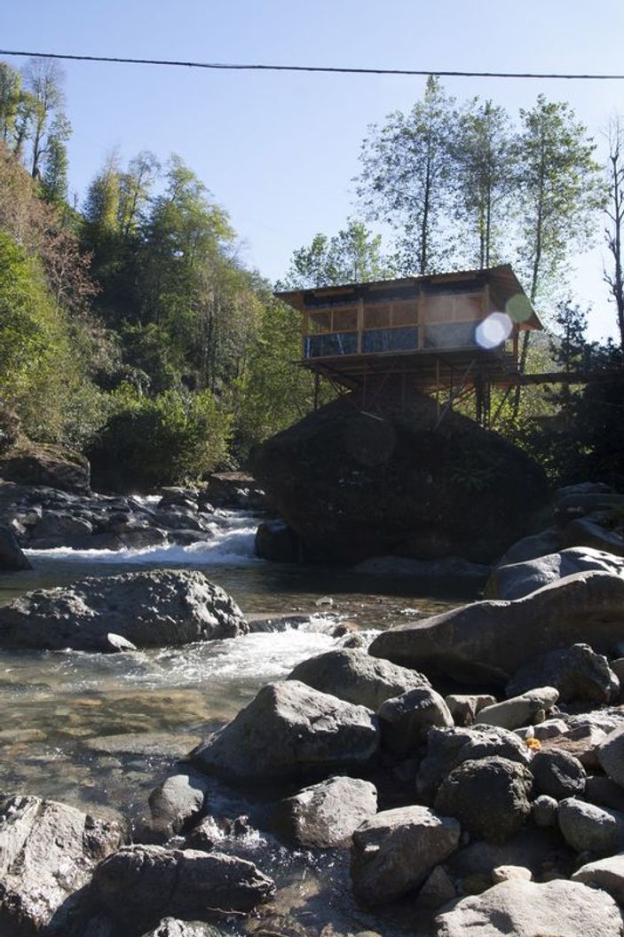 Rize'de kayanın üzerine kulübe yaptılar