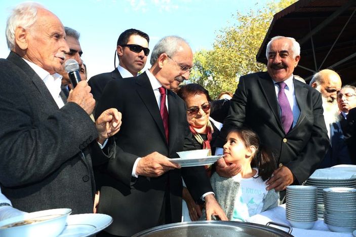 Kılıçdaroğlu aşure dağıttı