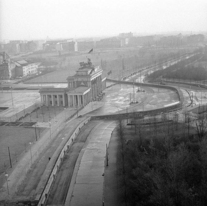 Berlin Duvarı’nın yıkılışının yıl dönümü kutlandı