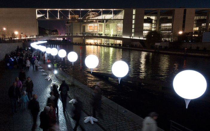 Berlin Duvarı’nın yıkılışının yıl dönümü kutlandı