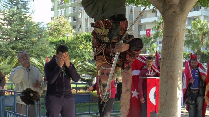 Adanalı, Atatürk için ağaçta ters sallanarak marş söyledi
